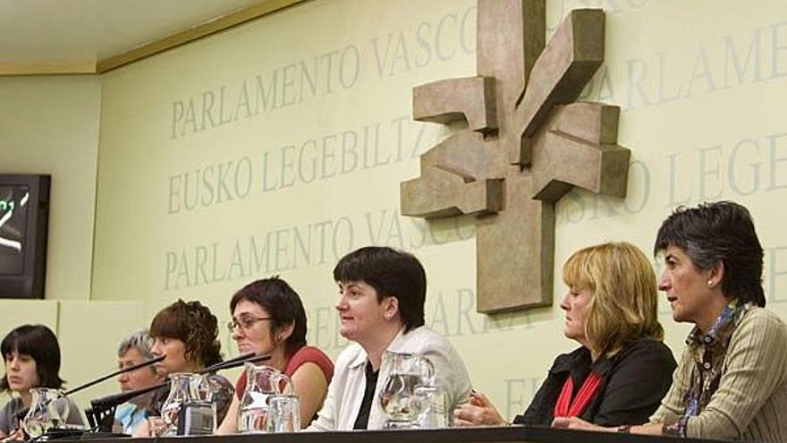 Itziar Bazterrika y Nekane Erauskin, ayer en el Parlamento vasco.