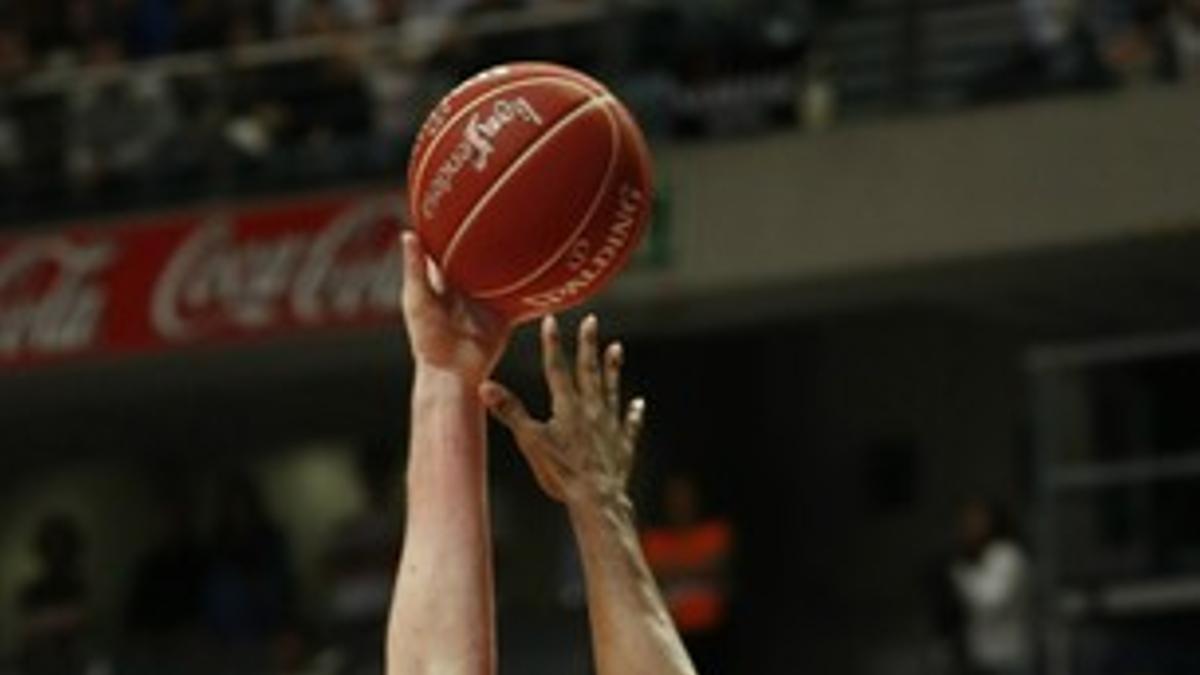 Pelea por un balón en la cancha madridista.