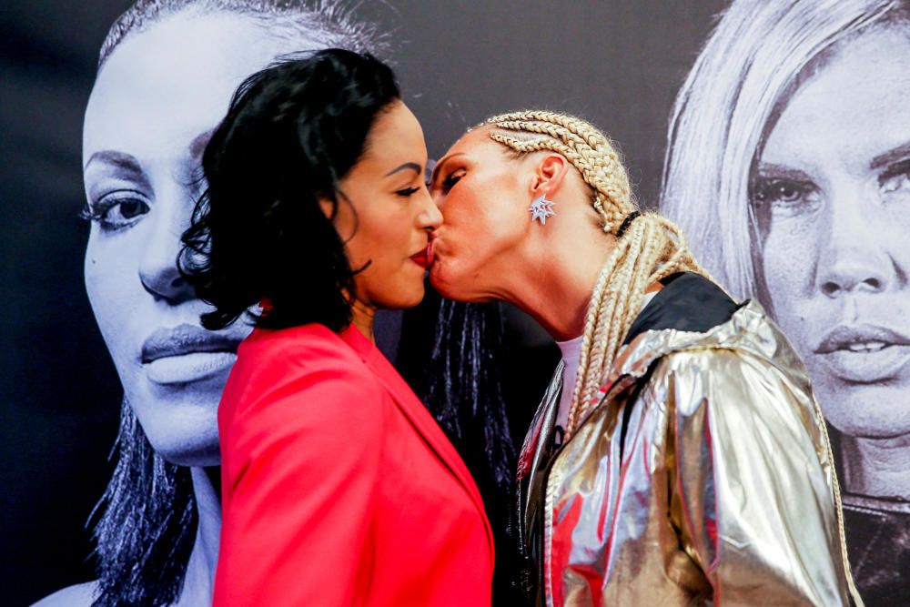 La boxeadora sueca Mikaela Lauren besa a la boxeadora Cecilia Braekhus de Noruega durante una rueda de prensa.