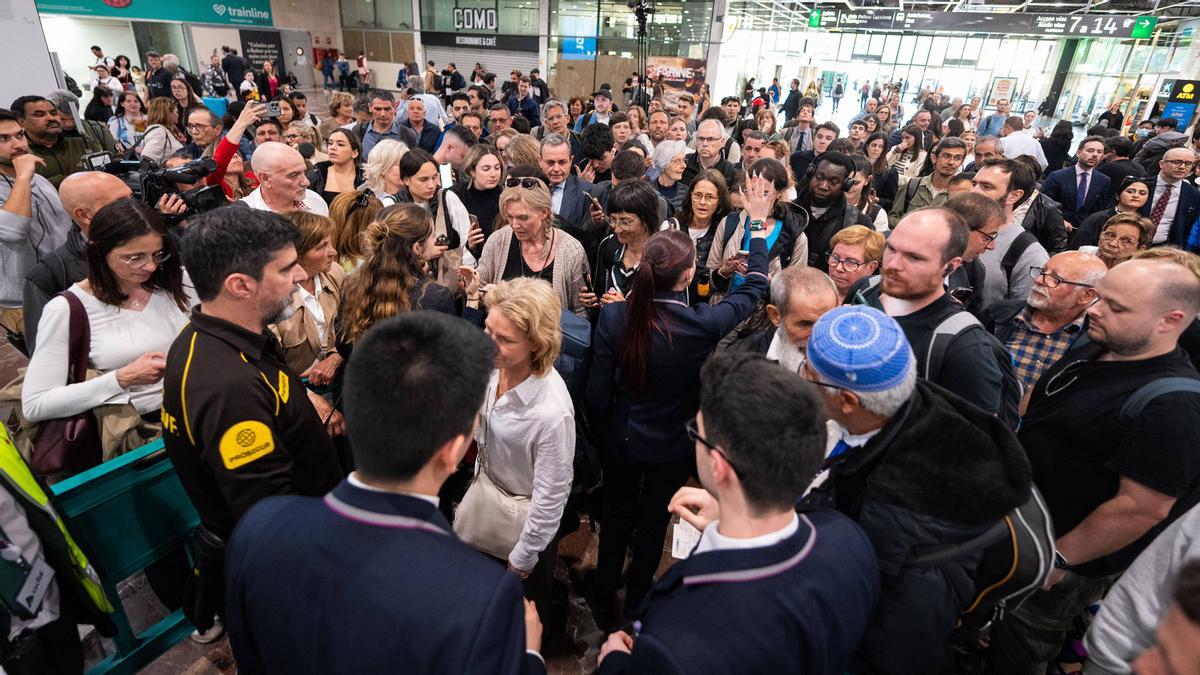 La estación de Sants intenta volver a la normalidad el día siguiente del apagón general en España La estación de Sants intenta volver a la normalidad el día siguiente del apagón general en España