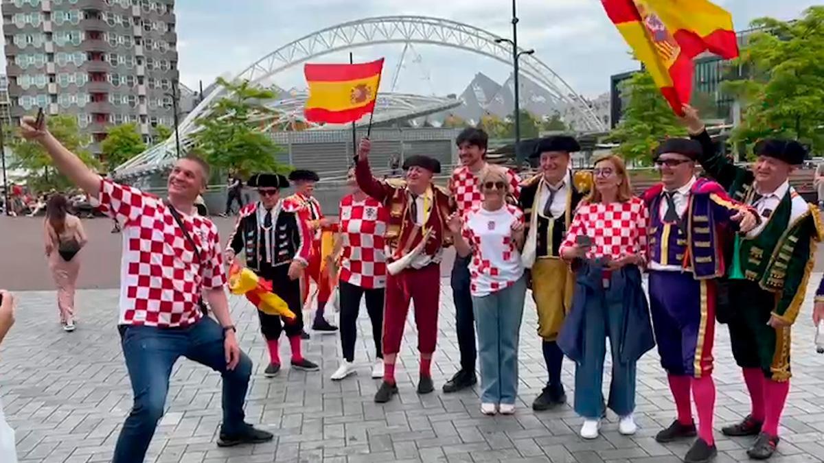 Buen ambiente entre españoles y croatas en las calles de Rotterdam