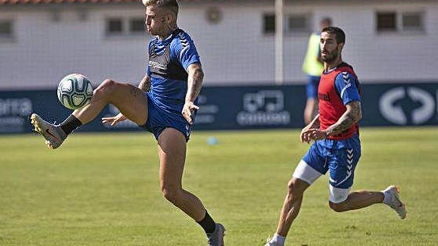 Brandon Thomas controla una pilota davant Lillo durant un entrenament al Tajonar.