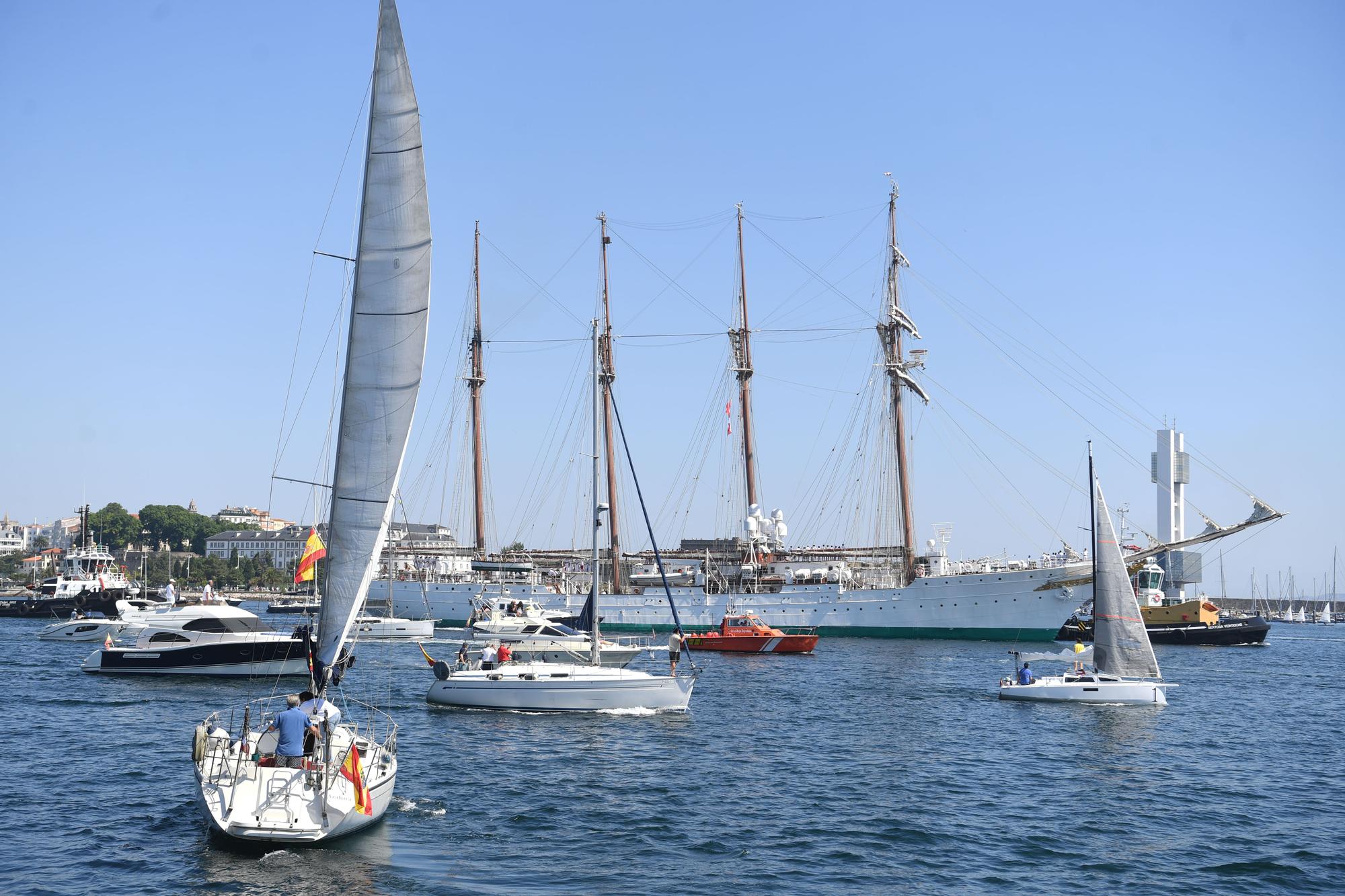 El buque escuela de la Armada Juan Sebastián de Elcano se despide de A Coruña