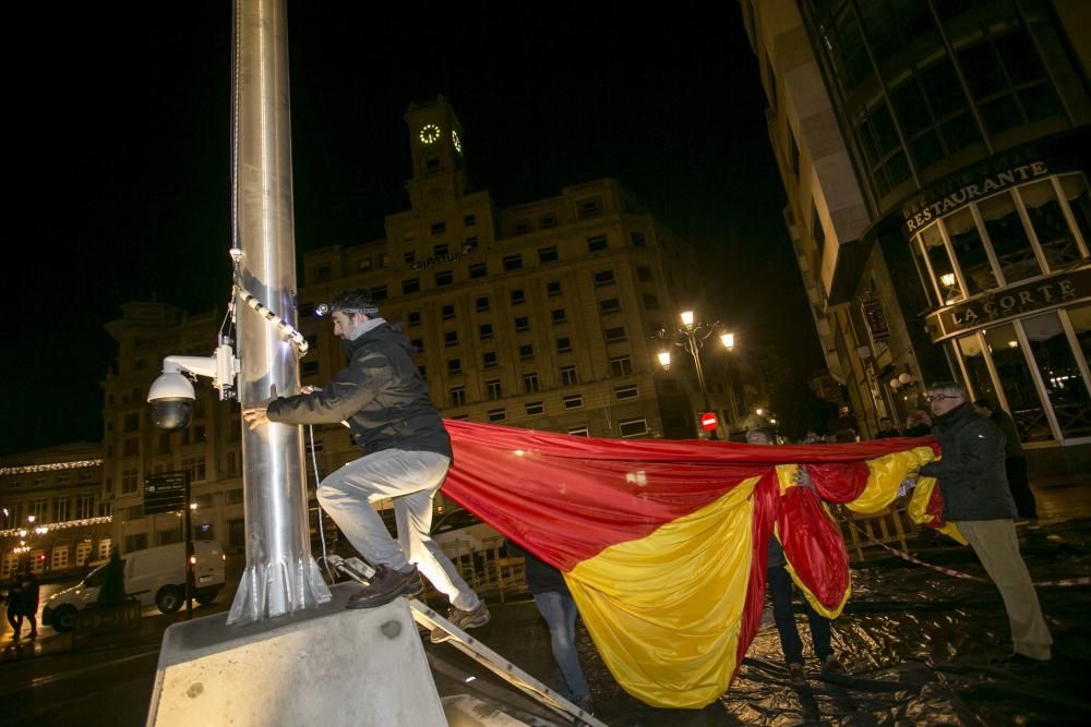 Izado de la bandera de España en Oviedo