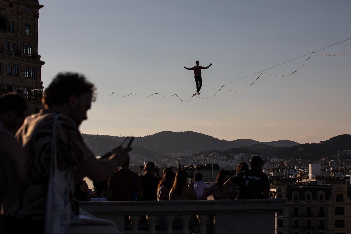 Nathan Paulin, el mejor funambulista del mundo, cruza Barcelona a 70 metros de altura