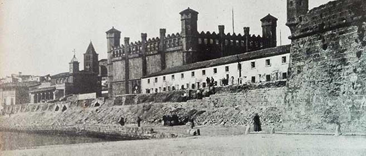 Derribo de la antigua muralla frente a la Llonja (1872).