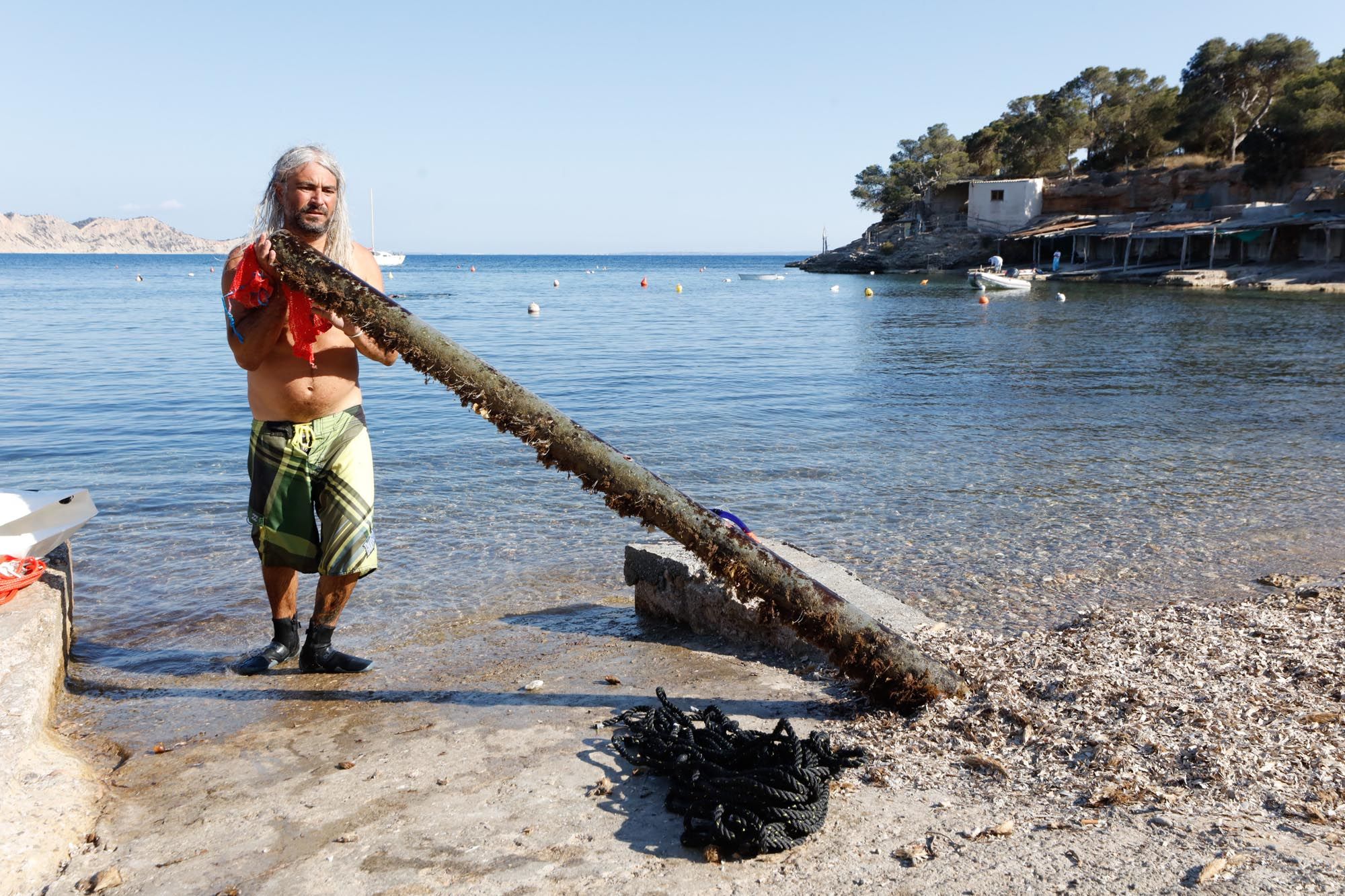 La plataforma Maltesa del Mar limpia de «trastos» el embarcadero de sa Caleta