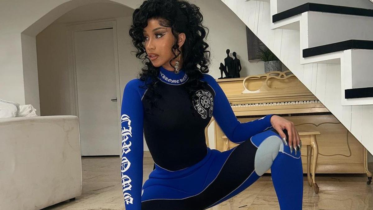 Cardi B le tira el micrófono a un fan en pleno concierto