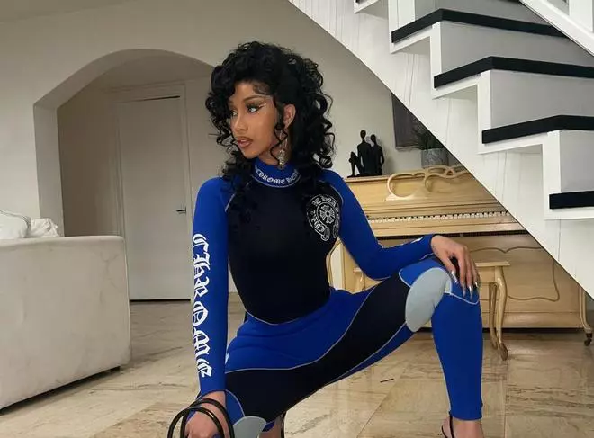 Cardi B le tira el micrófono a un fan en pleno concierto