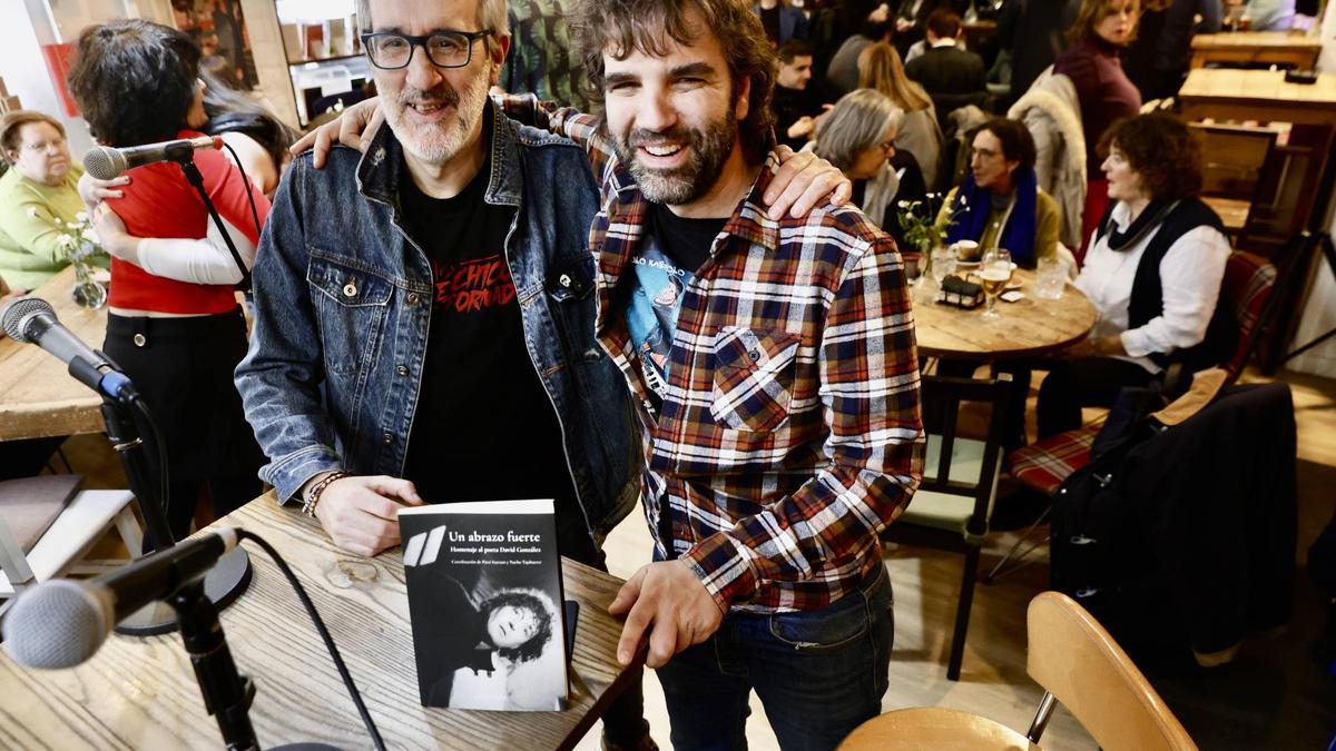 Patxi Irurzun, a la izquierda, y Nacho Tajahuerce, en el Toma 3, antes de la presentación del libro.