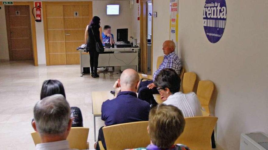 Varias personas esperan en las oficinas de Hacienda de Zamora.