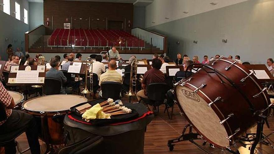 La Banda Sinfónica Municipal ensaya en el auditorio de la Casa de la Música.