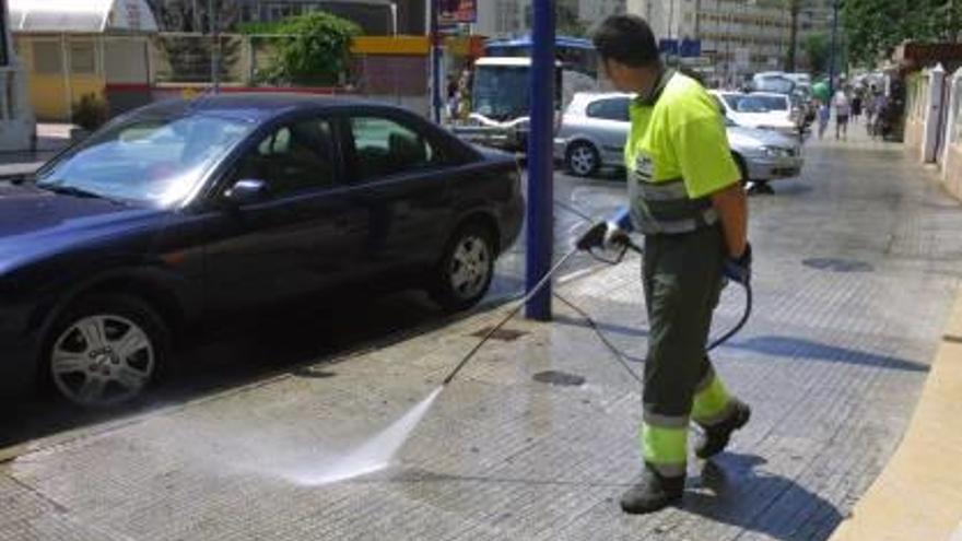 Desengrasante y cepillo para limpiar a fondo las calles  más sucias de Benidorm