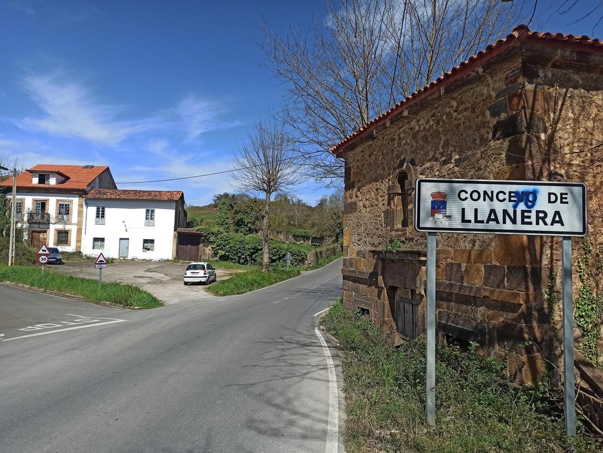 La propiedad a la venta, a la izquierda de la imagen, en una foto de archivo.