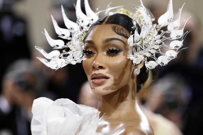 Winnie Harlow y su tocado para la Gala Met 2022