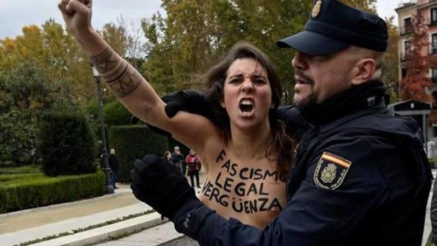 Madrid Femen irromp en un acte franquista