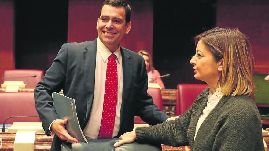 El consejero de Fomento conversa con la diputada del PP María Dolores Valcárcel.
