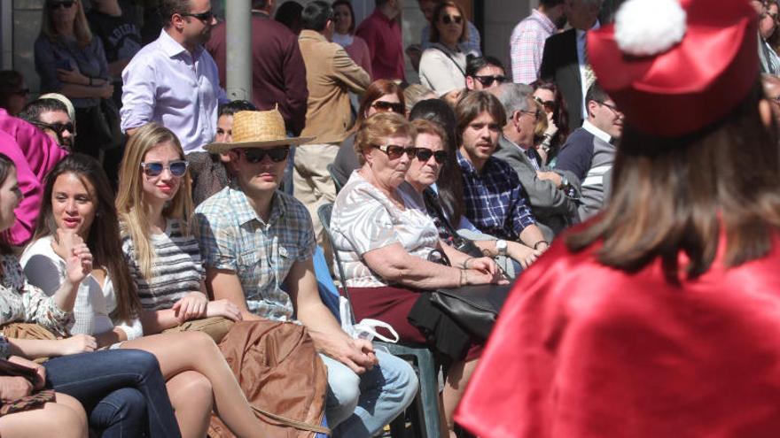 El público viendo la procesión en la calle Mayor, el Domingo de Resurrección.