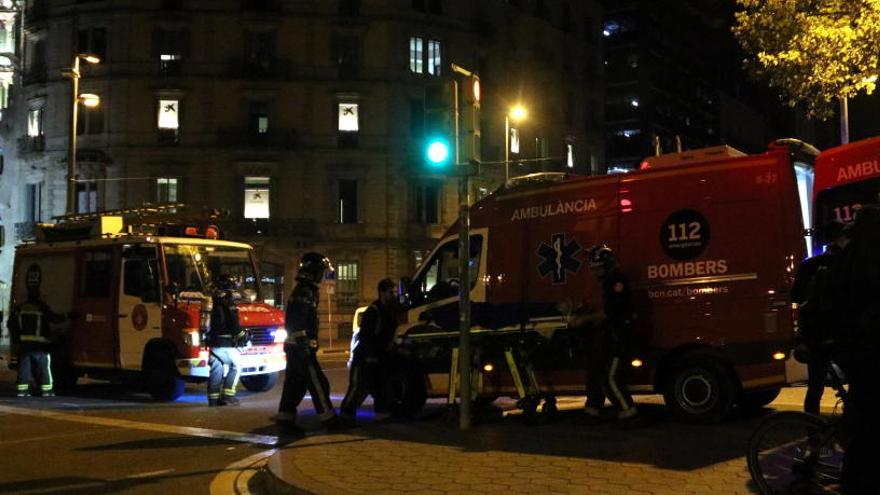 Una ambulància i un vehicle sanitari de Bombers, durant les protestes d&#039;aquesta setmana