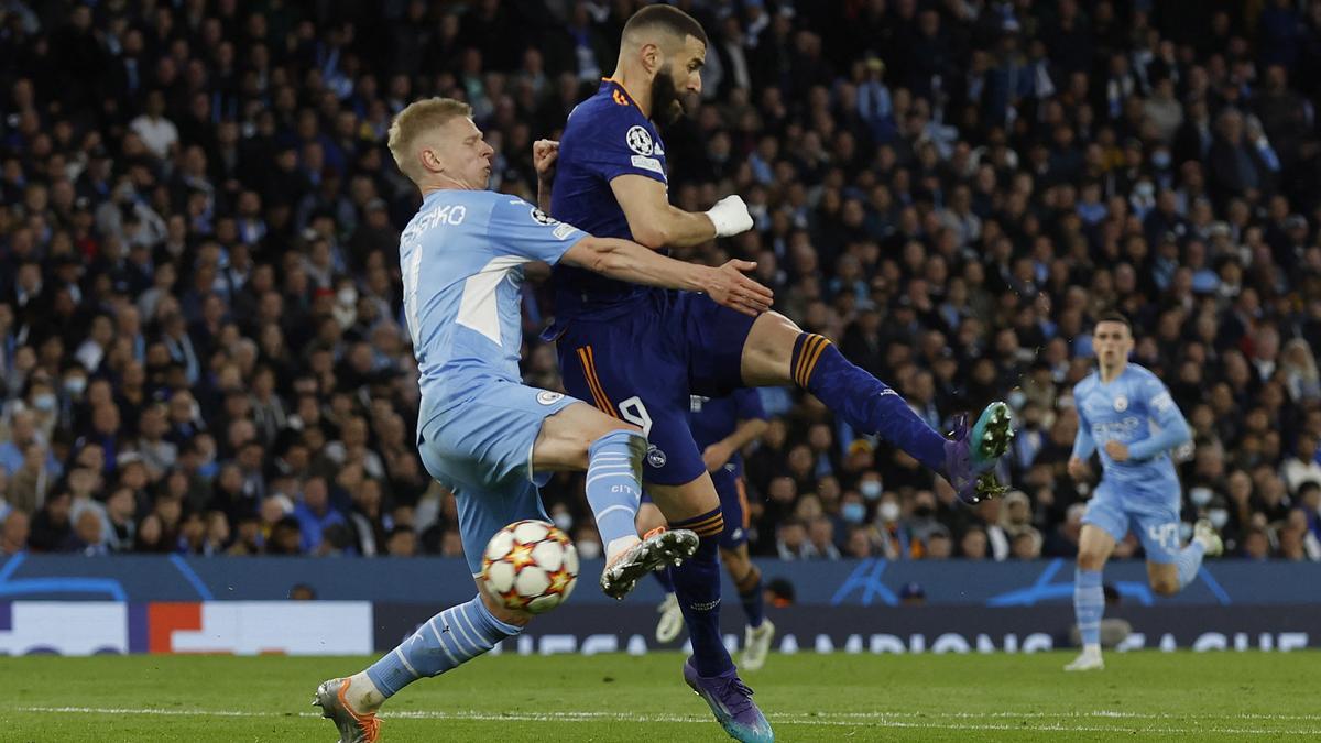 Benzema se anticipa a Zinchenko para anotar el momentáneo 2-1 en el City-Madrid.