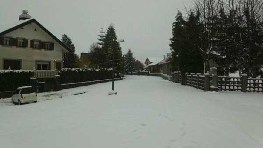 Nieve en la localidad de La Raya, en el alto del puerto de San Isidro.