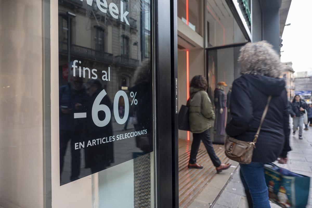 Ambiente de compras por el centro de Barcelona, en la foto Portal de l’Angel, aprovechando los descuentos del Black Friday y coincidiendo con el primer domingo de tiendas abiertas de la temporada navideña.