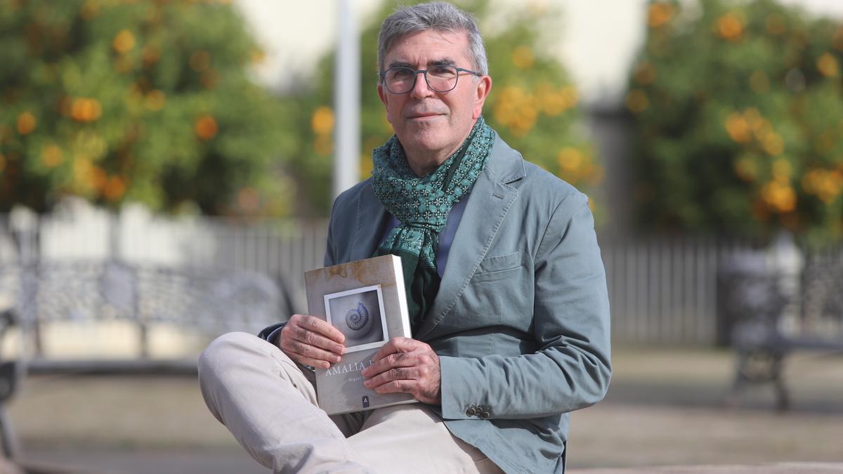 El escritor Miguel Ranchal, con su novela ‘Amalia fósil’.