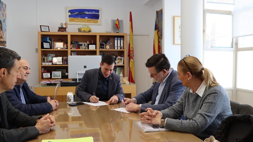 Burjassot convenia con el Círculo Católico San Roque la restauración del telón del teatro