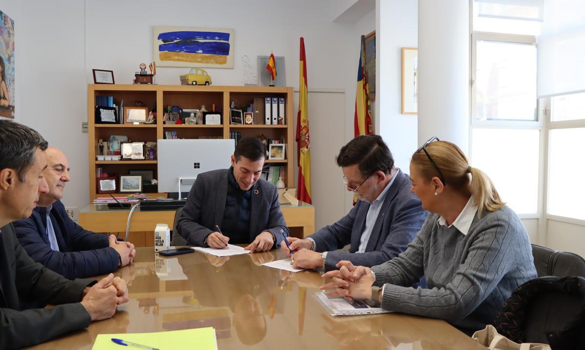 Firma del convenio en Burjassot