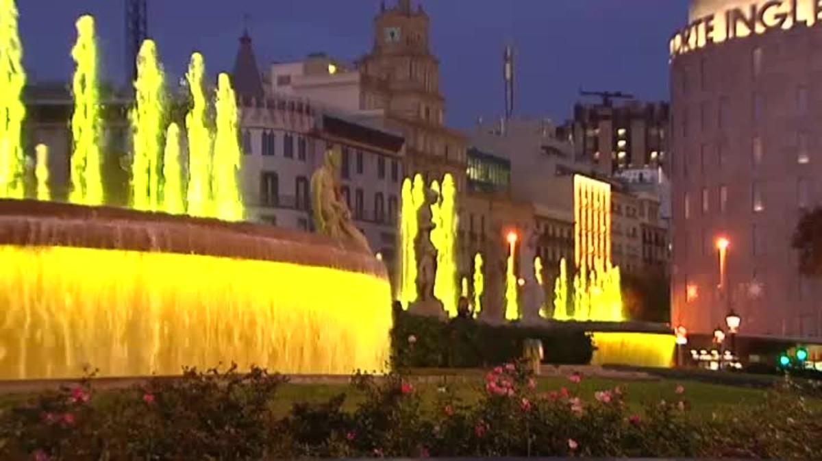 El Ayuntamiento ilumina las fuentes públicas de amarillo en solidaridad con los Jordis y los exconsellers encarcelados.
