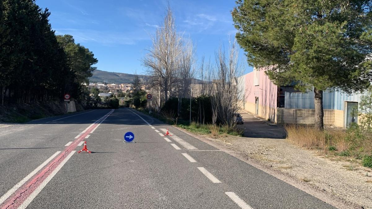 Señales avisando del corte de la carretera y del paso lateral por la derecha habilitado.