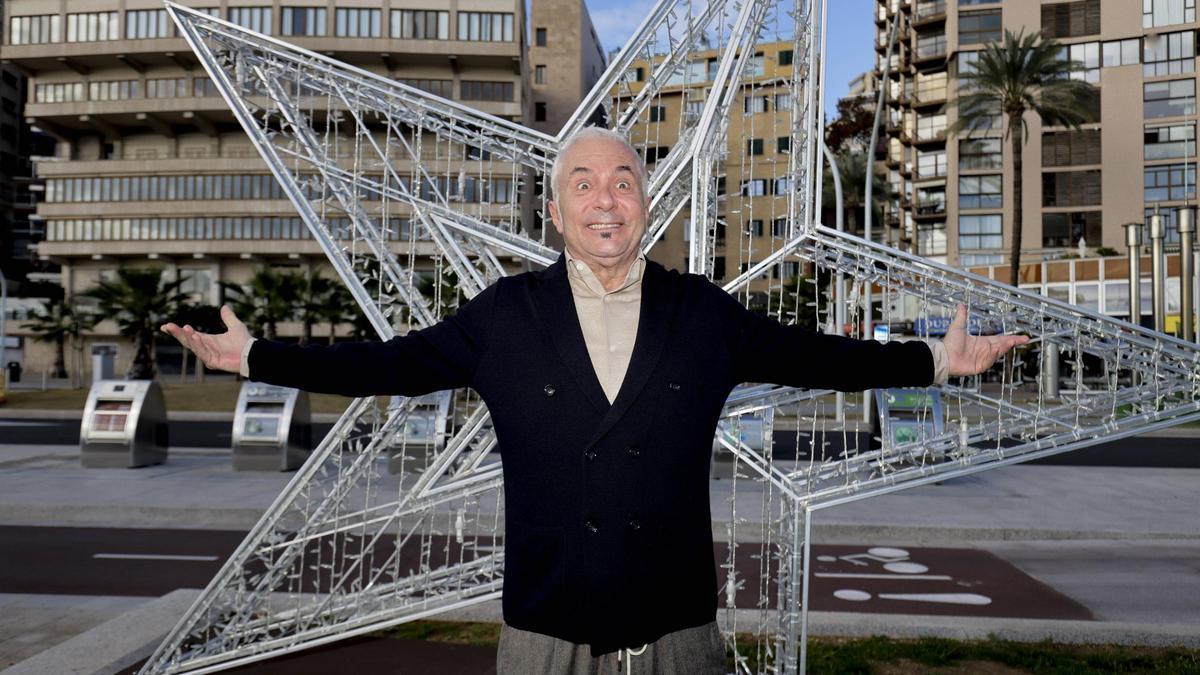 El cómico Agustín ‘El Casta’, junto a una estrella de Navidad frente al Auditorium de Palma, donde el día 25 estrena ‘Extranjeros in the night’