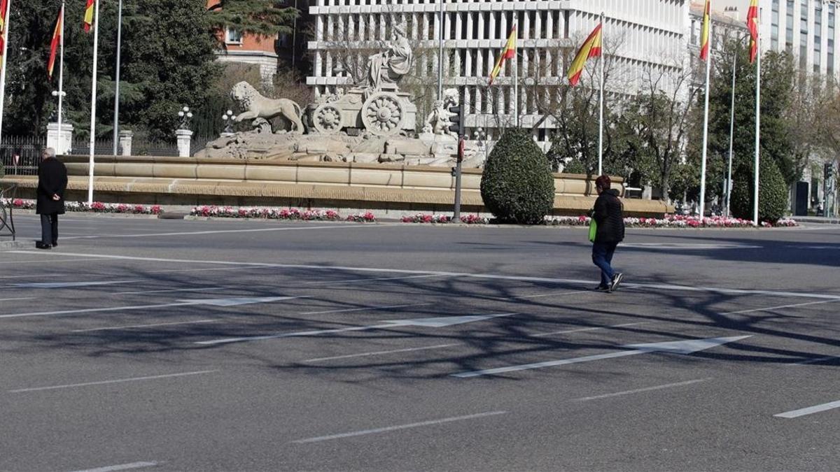 La almendra central de Madrid, a la altura de Cibeles, está prácticamente desierta.