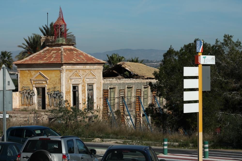 Casa y Torre de Los Balcones con imágenes captadas entre 2008 y 2017 y en el que se observa el deterioro del inmueble