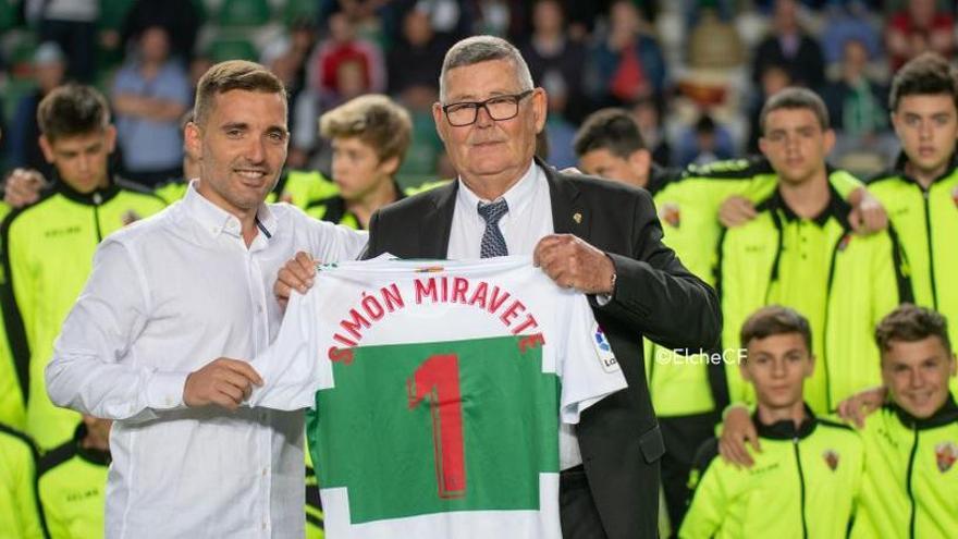 Simón Miravete, junto a Jesús García y los componentes del equipo Cadete Brave del Elche