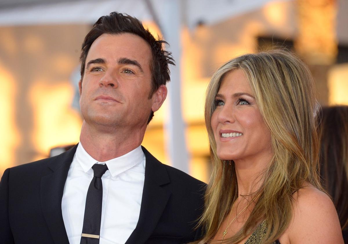 JGM80. LOS ANGELES (ESTADOS UNIDOS), 25/01/2015.- Fotografía de archivo tomada el 25 de enero de 2015 que muestra a los actores Jennifer Aniston (d) y Justin Theroux (i) a su llegada a los Premios Screen Actors Guild Awards en Los Ángeles, Estados Unidos, hoy, 25 de enero de 2018. Jennifer Aniston y Justin Theroux se han separado tras dos años y medio de matrimonio y siete de relación, según anunciaron hoy a través de un comunicado. En el texto explican que la decisión fue amistosa y se tomó de mutuo acuerdo a finales del año pasado. EFE/ Paul Buck