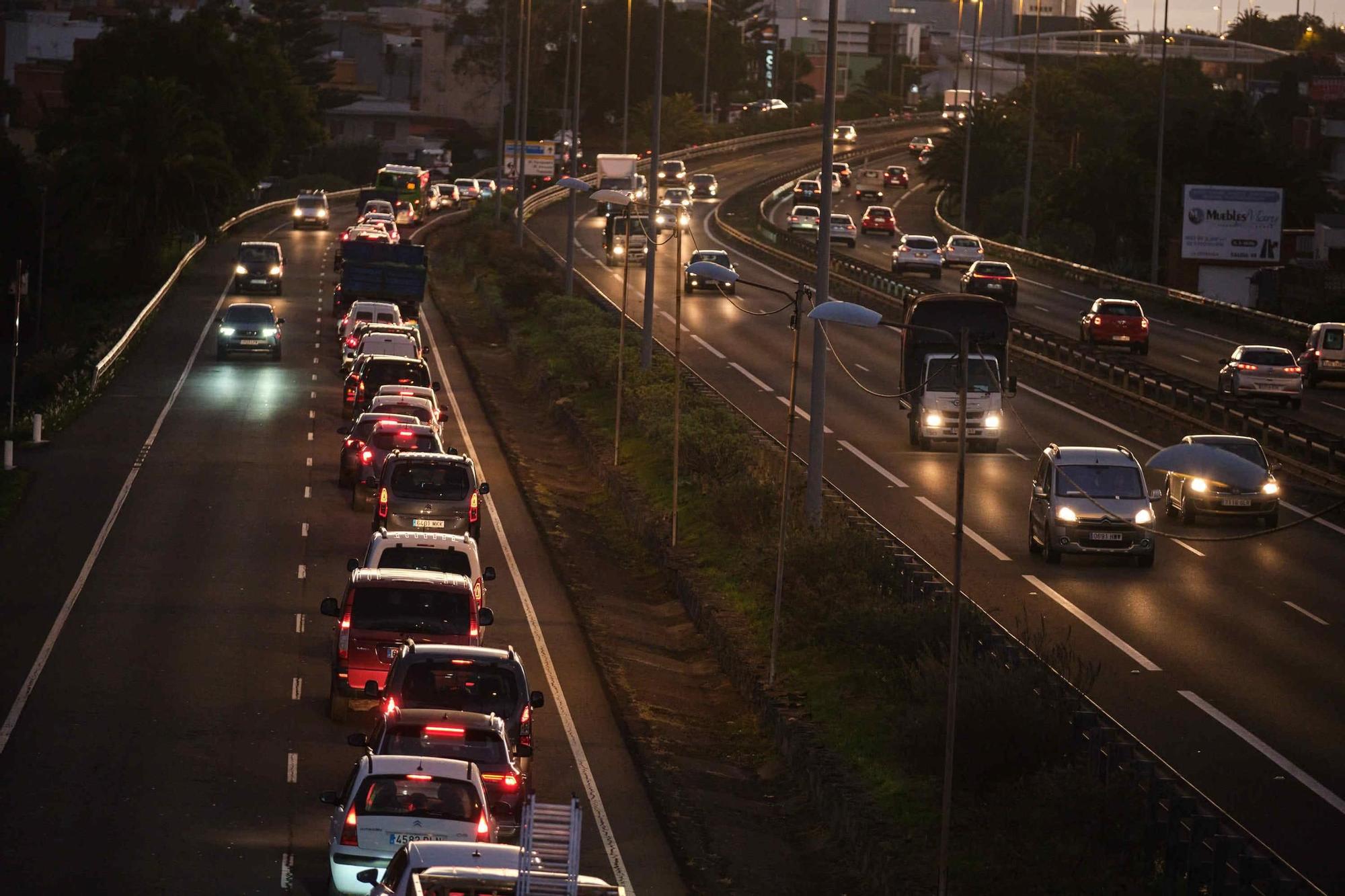 Colas en Tenerife el primer día de cortes en la autopista