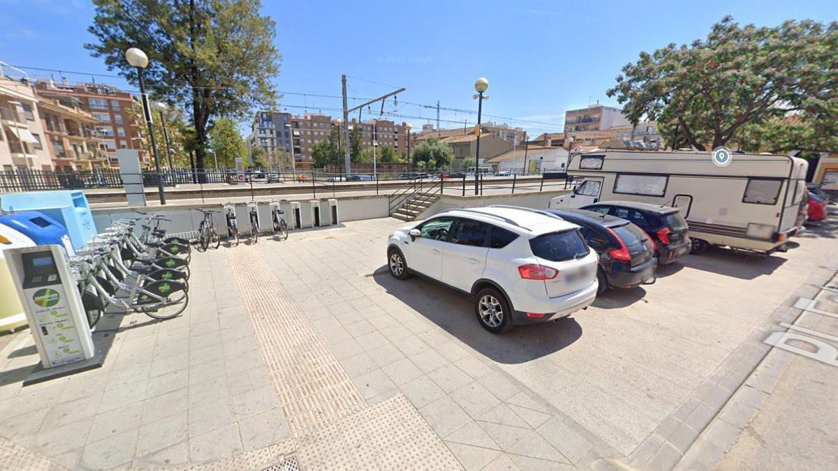 Punto de recarga para vehiculos eléctricos en la estación de Metrovalència de Foios.