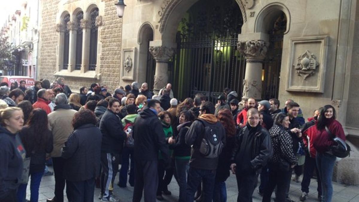 Miembros de la Plataforma de Afectados por la Hipoteca de Sabadell, ante la sede de Unnim.