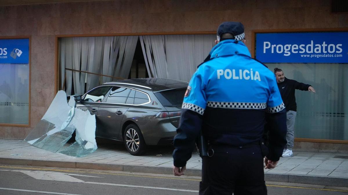 Una joven empotra su coche contra un escaparate de Zamora y da positivo en alcohol