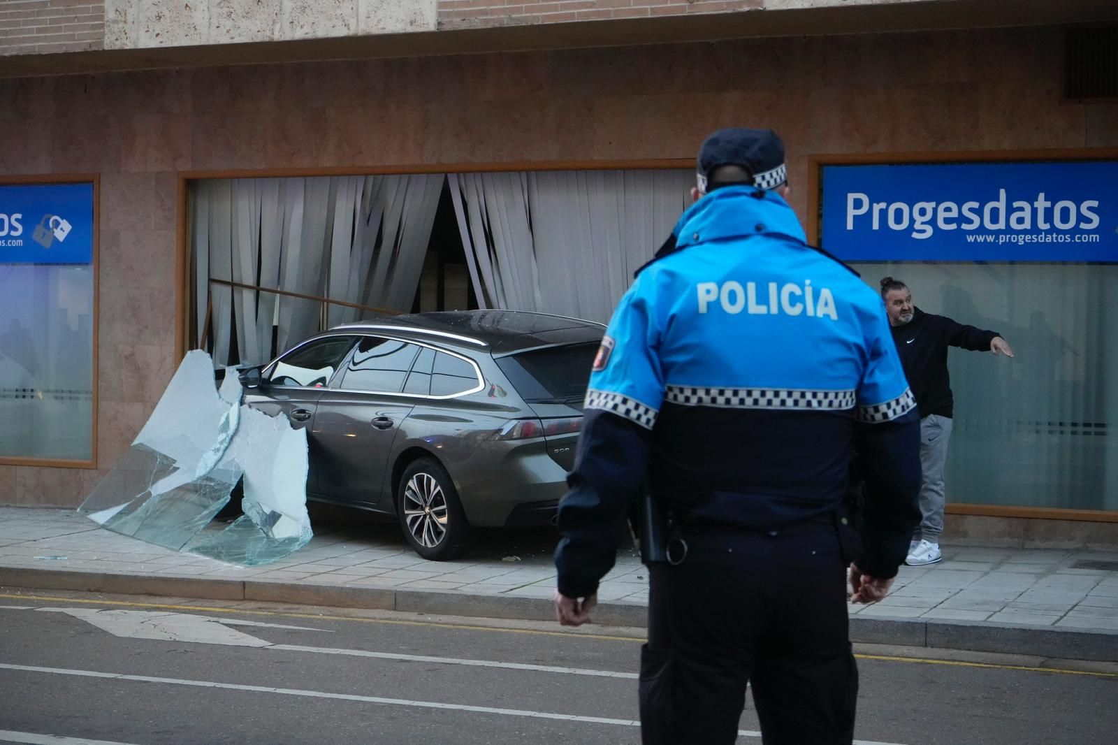 Un coche se empotra contra Progesdatos