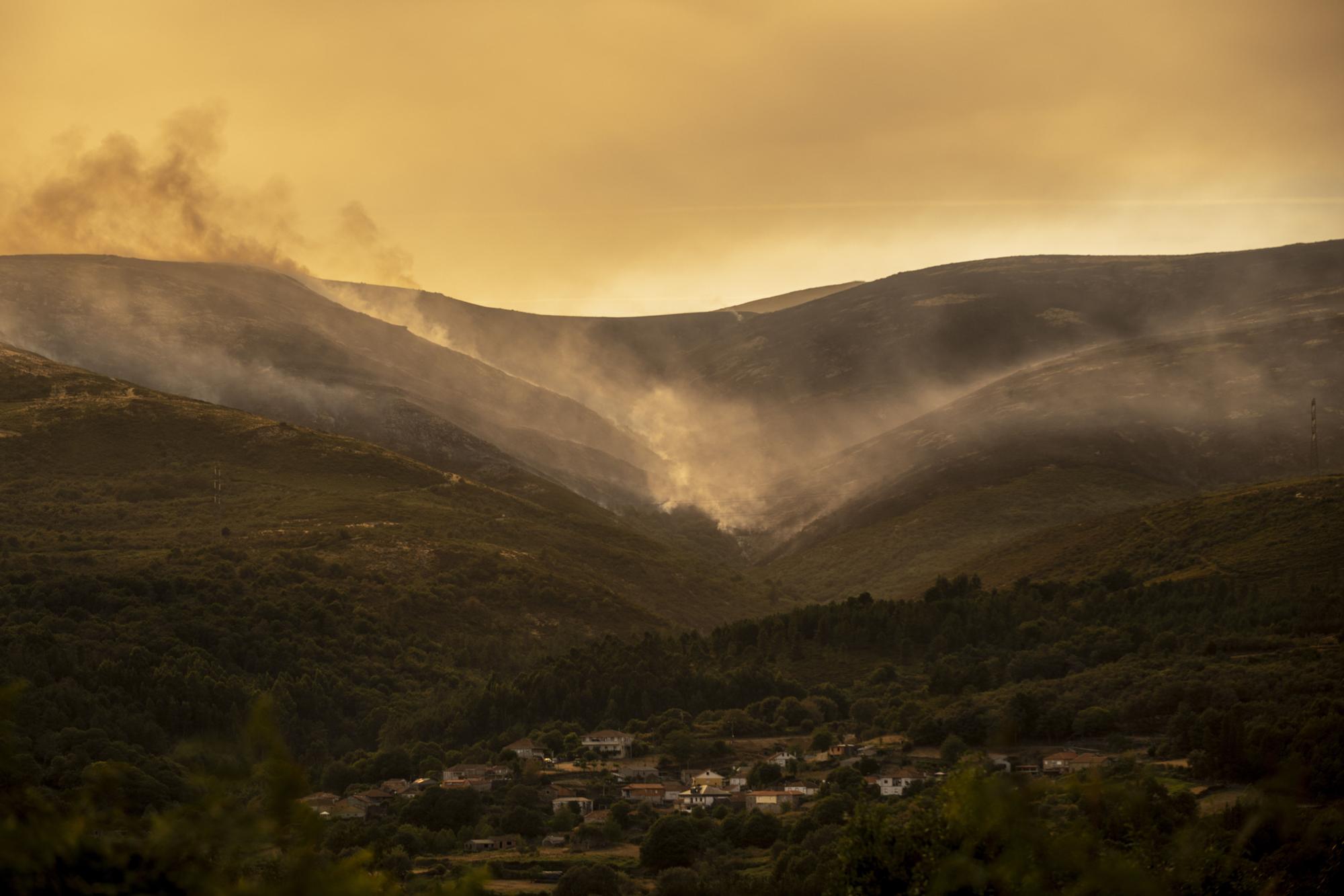 El incendio de Lobeira arrasa ya 560 hectáreas en el parque natural de O Xurés