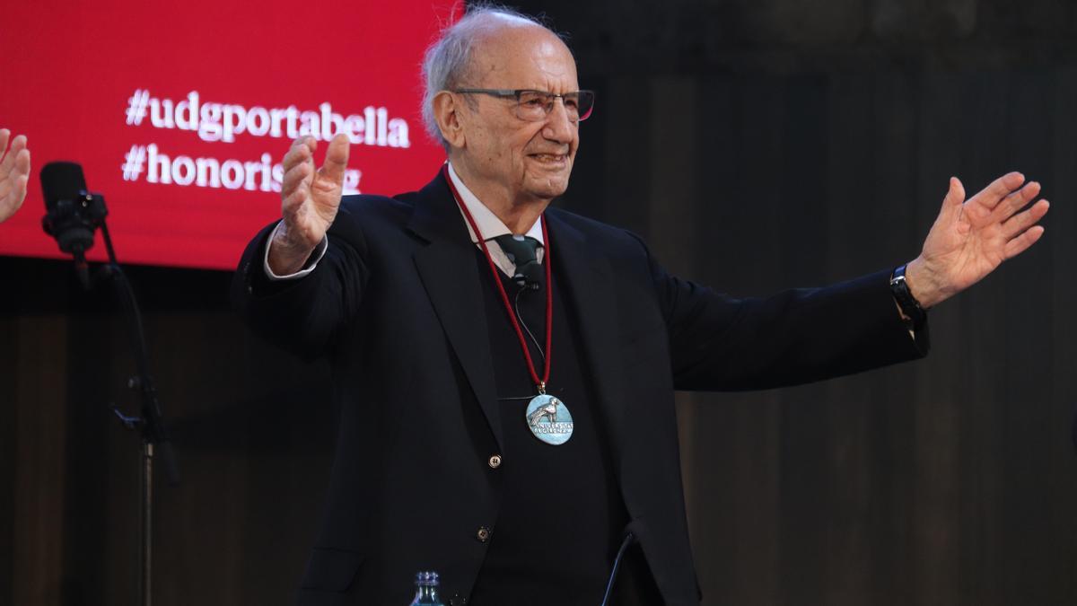 El cineasta i polític Pere Portabella celebra la seva investidura com a doctor honoris causa amb la medalla penjada