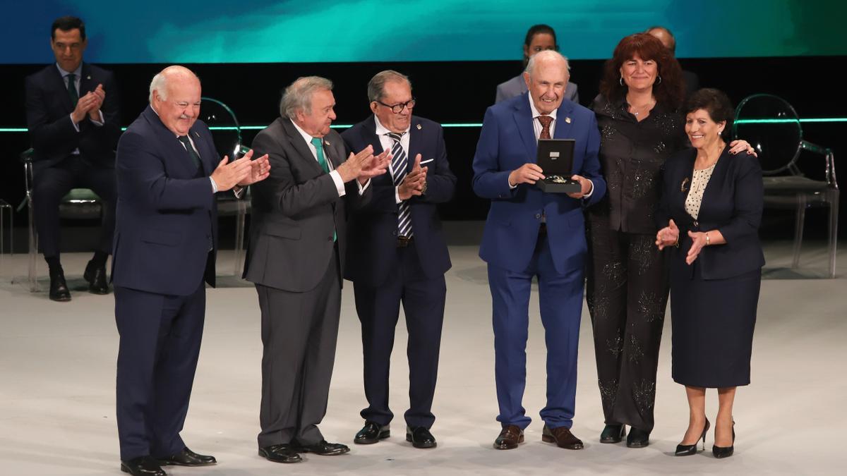 Los Romeros de La Puebla (grupo de Sevillanas) reciben la medalla y el título de Hijo Predilecto de Andalucía el 28F de 2024.