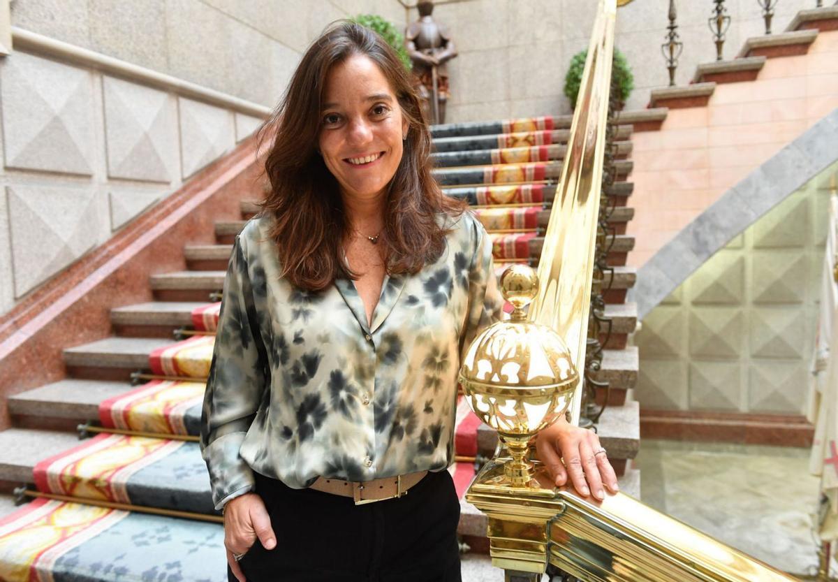 La alcaldesa, Inés Rey, al pie de la escalera del Concello que da acceso a la Alcaldía. |  Carlos Pardellas | |  C. PARDELLAS