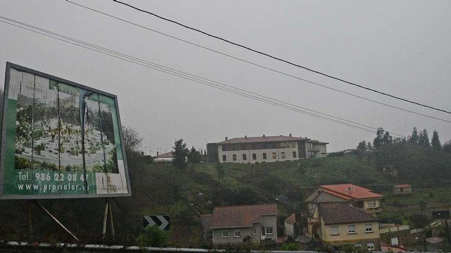 Cartel de Promalar donde se anunciaba la construcción de viviendas en Aldán. // Gonzalo Núñez