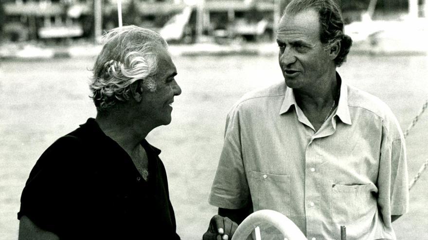 Raúl Gardini conversa con el Rey en 1990 en Puerto Portals. Aquel día don Juan Carlos sufrió una aparatosa caída a bordo del velero de competición