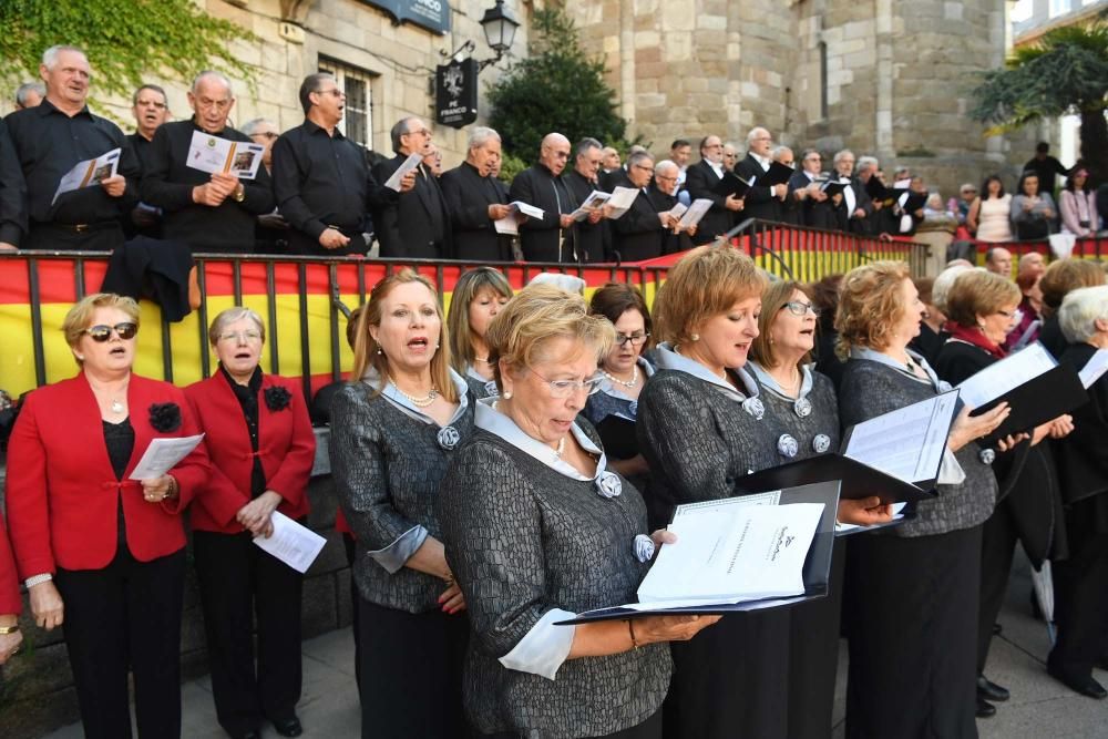 Homenaje a la bandera de la Asociación de Meigas de las Hogueras de San Juan