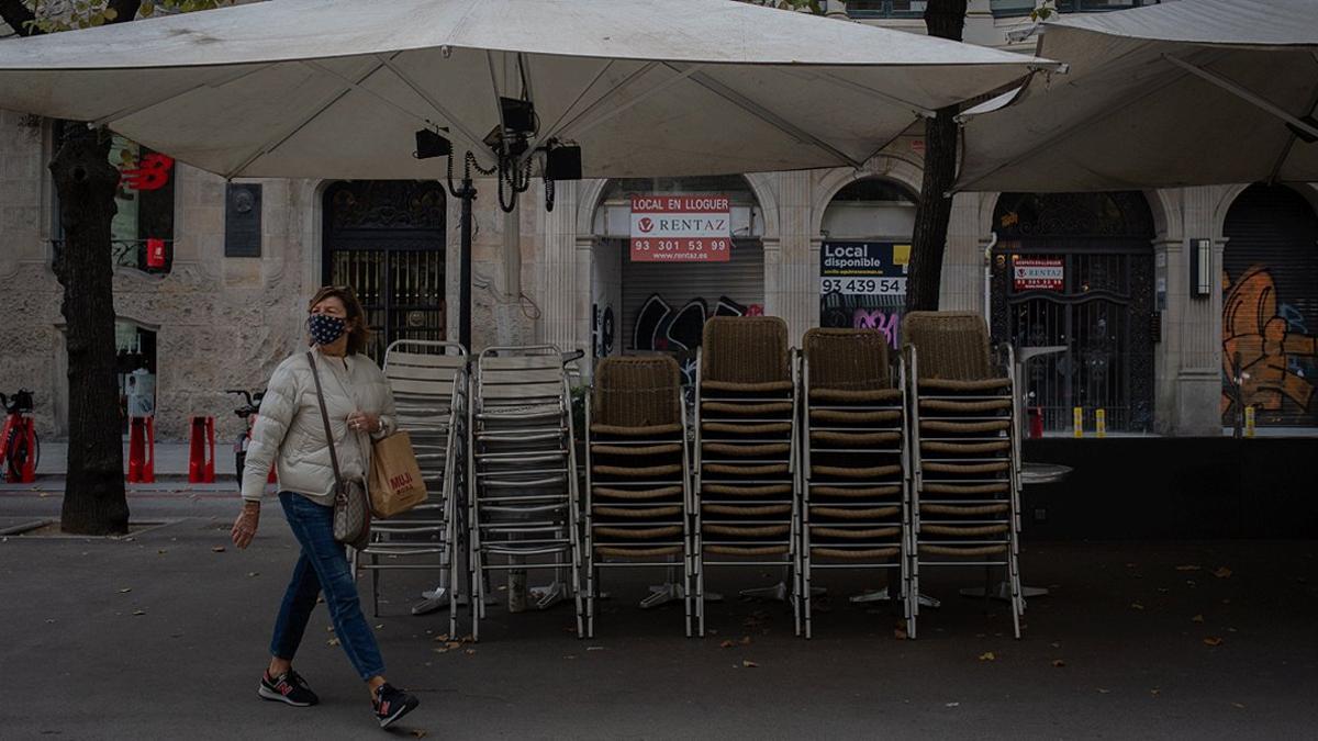 Sillas y mesas recogidas, en la terraza de un bar de la rambla de Catalunya cerrado, el pasado 20 de octubre