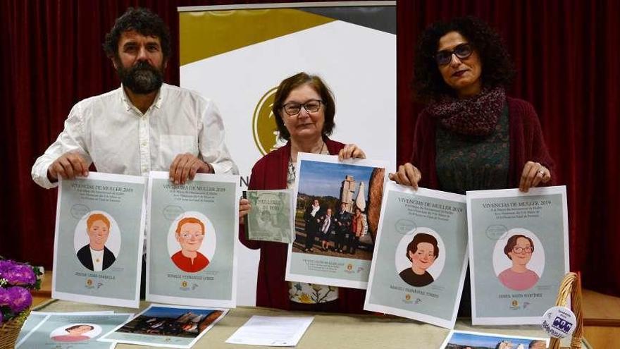 Mauricio, Fernández y Fazanes, con los carteles de las caricaturas de las homenajeadas. // Gustavo Santos